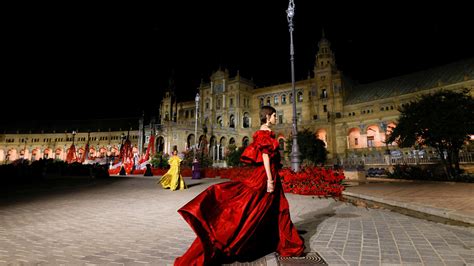 dior plaza de españa sevilla|El desfile de Dior en la plaza de España de Sevilla en imágenes.